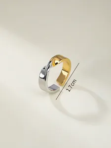 Primer plano de un anillo abierto Mobius bicolor en acero inoxidable