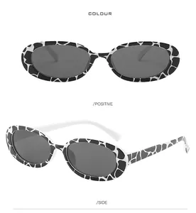 Vues de face et de côté des lunettes de soleil imprimé vache avec verres gris style unisexe