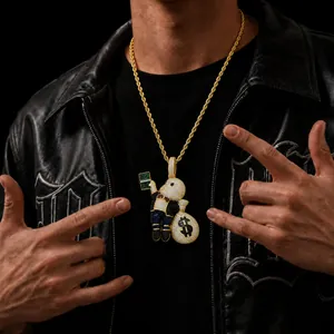 Vue détaillée d'un collier hip-hop avec pendentif petit garçon chauve et sac d'argent.