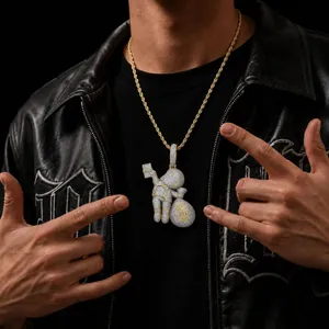 Gros plan d'un collier avec pendentif garçon et sac d'argent sur un mannequin