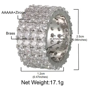 Détail rapproché d'une bague hip-hop pour hommes en laiton sertie de zircons cubiques