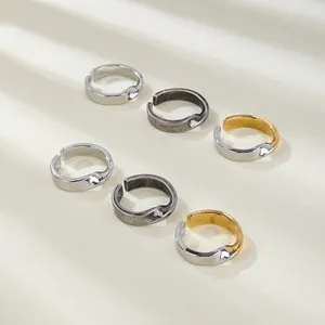 Variedad de anillos Mobius de acero inoxidable en acabados plata, negro y dorado