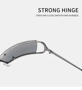 Macro-opname van het sterke metalen scharnier van een futuristische zilveren zonnebril