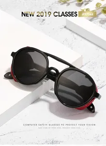 Dettaglio di occhiali da sole punk retro a doppio ponte con schermi laterali rossi