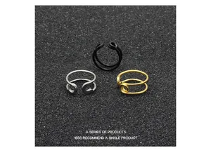 Detailansicht von drei Sicherheitsnadel-Ringen aus Titanstahl in Schwarz, Silber und Gold.