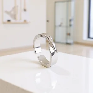 Anillo Abierto Mobius de Acero de Titanio de Moda Banda Retorcida Minimalista Joyería Ajustable para Hombres Mujeres Casual