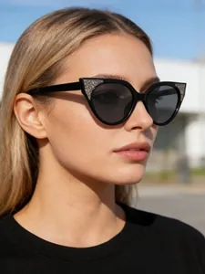 Primer plano profesional de gafas de sol de ojo de gato para mujer con brillo en una modelo.