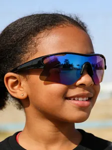 Primer plano de niño con gafas de sol deportivas de espejo azul para ciclismo y deporte libre.