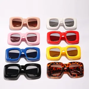 Occhiali da sole quadrati per bambini con montatura spessa in vari colori vivaci