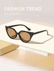 Primer plano de gafas de sol retro cat-eye con montura negra y detalles de purpurina