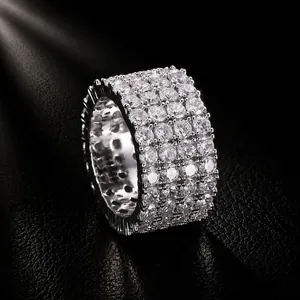 Vue détaillée d'une bague hip-hop argentée avec quatre rangées de zircons brillants
