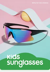 Primer plano de gafas de sol deportivas sin montura para niños con lentes de espejo