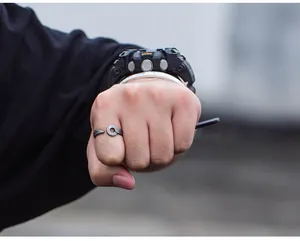 Anello vintage a amo da pesca in acciaio inossidabile nero con fascia aperta regolabile