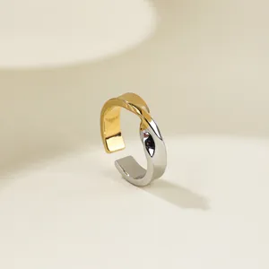 Anillo Mobius bicolor de acero de titanio, diseño abierto y minimalista