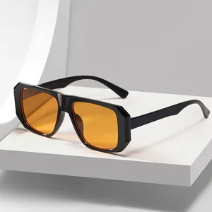 Modische Retro-Sonnenbrille mit kleinem quadratischem Rahmen, orangefarbenen Gläsern und Schwarz