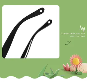 Gros plan sur les branches noires confortables de lunettes de soleil pour enfants.