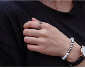Primo piano dettagliato di un anello aperto vintage in acciaio al titanio a forma di amo