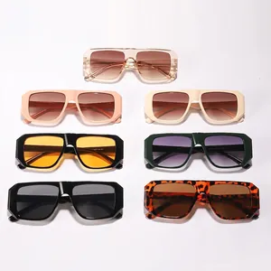 Set aus übergroßen quadratischen Sonnenbrillen mit Retro-Rahmen in verschiedenen Farben