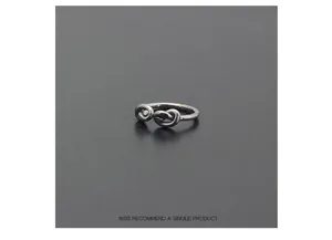 Minimalistischer silberfarbener offener Ring mit Knotendesign und glattem Finish