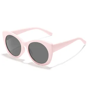 Lunettes de soleil chat roses élégantes pour enfants avec verres foncés.