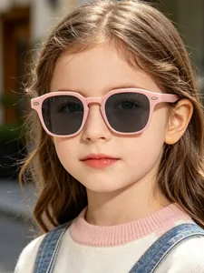 Gros plan d'une fille portant des lunettes de soleil carrées roses pour enfants