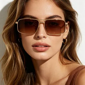 Klassische Metall Sonnenbrille mit Doppelsteg und braunen Verlaufsgläsern an Model