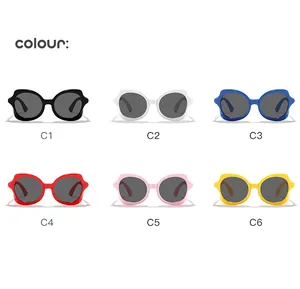 Varianti di colore per occhiali da sole per bambini irregolari dai colori vivaci.