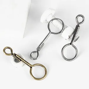 Llaveros de metal de estilo industrial vintage con resorte en acabados bronce, plata y negro