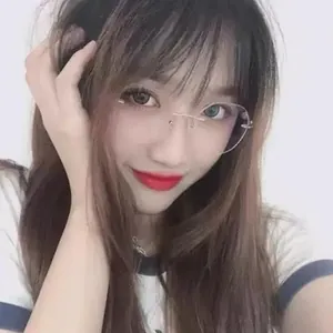 Dettaglio di una modella che indossa occhiali senza montatura dal design minimalista.