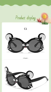 Vue détaillée des lunettes de soleil tigre noires pour enfants avec verres UV gris