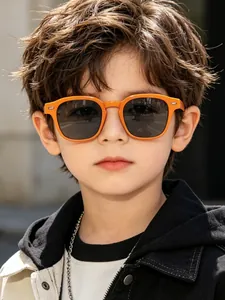 Lunettes de soleil rétro carrées pour enfants avec monture orange vif et verres sombres.