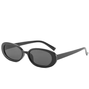 Lunettes de soleil classiques noires à monture ovale et verres foncés