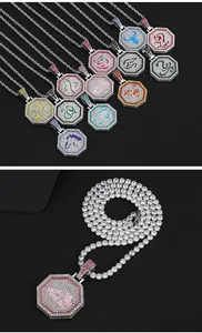 Primer plano de un collar con colgante del zodiaco chino estilo hip hop con cristales