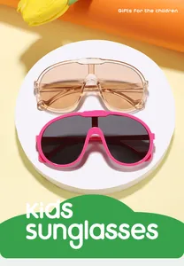 Gros plan de lunettes de soleil roses et beiges pour enfants sur un support blanc