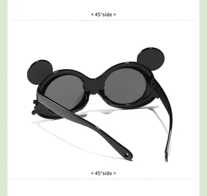 Vue détaillée à 45 degrés des lunettes de soleil noires avec oreilles de souris