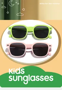 Lunettes de soleil rétro pour enfants aux couleurs acidulées avec monture carrée.