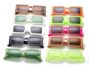Occhiali da sole quadrati vintage in vari colori vivaci per uno stile alla moda