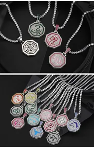 Detalle de 12 colgantes del zodiaco chino con incrustaciones de diamantes y cadenas tennis.