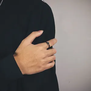 Anello vintage in acciaio al titanio con design unico a paletta per orecchie da uomo
