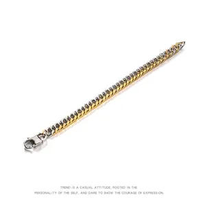 Detail eines zweifarbigen Titanstahl-Cuban-Kettenarmbands in Silber und Gold mit Karabiner