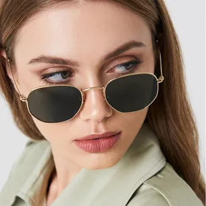 Stylische Sonnenbrille mit polygonalem Metallrahmen und dunklen Gläsern für Damen
