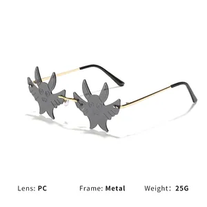 Ausgefallene übergroße Sonnenbrille in Fledermausform mit rahmenlosem Metallbügel