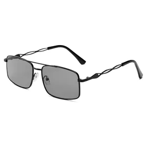 Klassische Herren-Sonnenbrille mit quadratischem Doppelsteg aus Metall und grauen Gläsern
