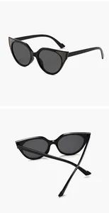 Detalle de las gafas de sol de ojo de gato negras con elegantes brillos en marco