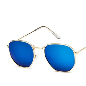 Moderne Sonnenbrille mit goldfarbenem Metallrahmen und blau verspiegelten Gläsern