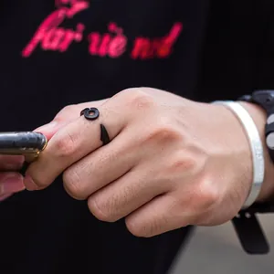 Anello aperto vintage in acciaio al titanio nero con amo da pesca unisex gioiello moda