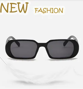 Vue de face de lunettes de soleil rectangulaires noires vintage avec cadre rétro et protection UV