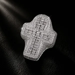 Détail rapproché d'une bague croix Ankh hip hop avec des zircons cubiques scintillants