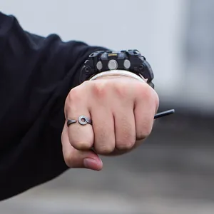 Anello vintage in acciaio al titanio con design a amo e ancora, stile unico per uomo e donna.