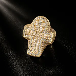 Vue détaillée d'une bague Ankh en or glacé avec des zircons baguette étincelants